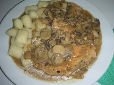 Piščanec v šampinjonovi omaki