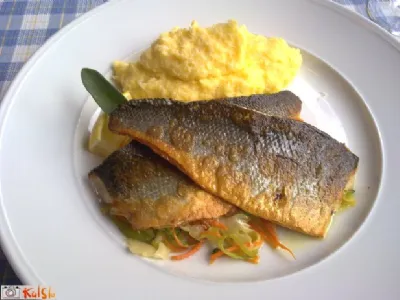 File brancina s parmezanovo polento in sotirano zelenjavo