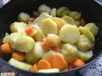 Fotografija recepta: Dušen krompir s korenčkom