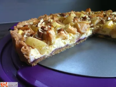 Skutino-jabolčna pita z lešnikovim posipom