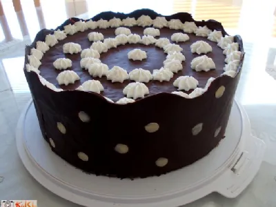 Čokoladni plašček za torte s pikami