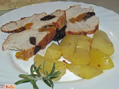 Puranje prsi polnjene s suhimi slivami in marelicami