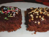Fotografija recepta: Brownies - rjavčki, čokoladni biskvit - kocke z orehi in mrvicami