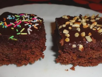 Brownies - rjavčki, čokoladni biskvit - kocke z orehi in mrvicami
