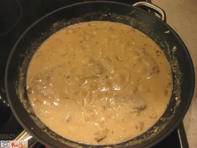 Svinjska ribica v gobovi omaki s širokimi rezanci