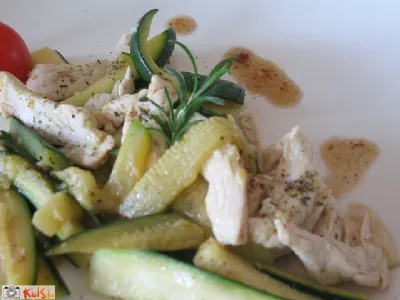 Piščančje prsi in bučke v voku