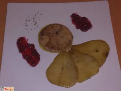 Foie gras s karamelizirano hruško in brusnično marmelado