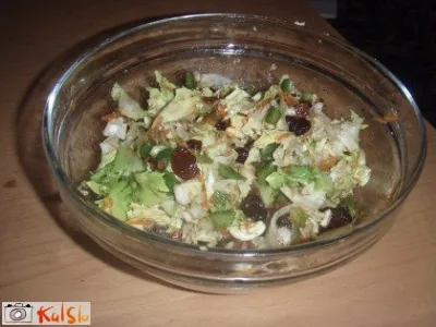 Solata z oreščki, rozinami in ingverjem