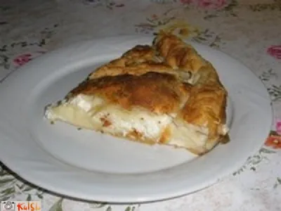 Sirov burek s kislo smetano