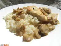 Fotografija recepta: Okusni piščančji fileji v gobovo-poprovi omaki