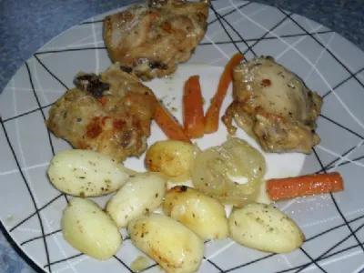 Pečena piščančja stegna s krompirjem