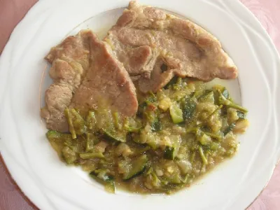 Svinjski zrezek z bučkami in šparglji