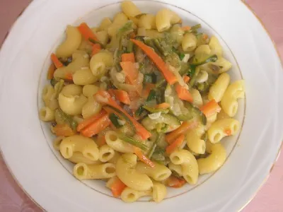 Testenine s šparglji, bučkami in korenčkom