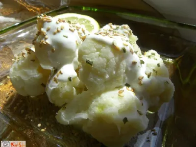 Cvetača v jogurtovi omaki s sezamom