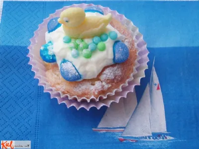 Muffini z belo čokolado in jagodami