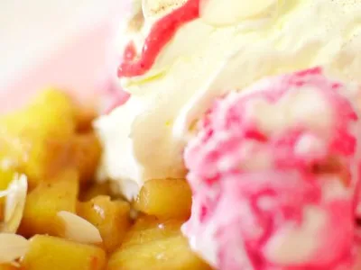 Karameliziran ananas s sladoledom