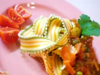 Fotografija recepta: Italijanske testenine v pekoči paradižnikovi omaki