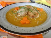 Fotografija recepta: Juha iz pečenega korenja s sojinimi polpetki