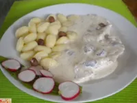 Fotografija recepta: Piščančji zrezki s pehtranom v okusni lešnikovi omaki