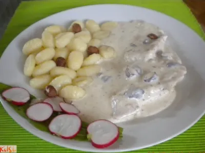 Piščančji zrezki s pehtranom v okusni lešnikovi omaki