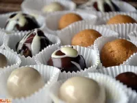 Fotografija recepta: Pralini z mandlji in mareličnim džemom