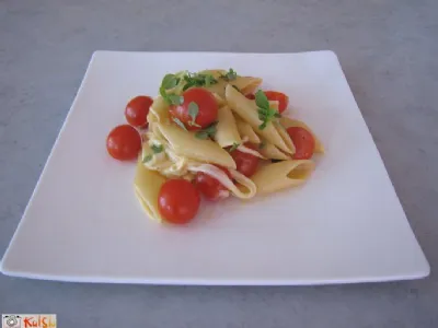 Testenine z mozzarello, paradižnikom in baziliko