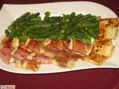 Sir v pršutu s šparglji