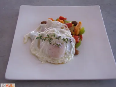 Jajce na oko s praženo zelenjavo