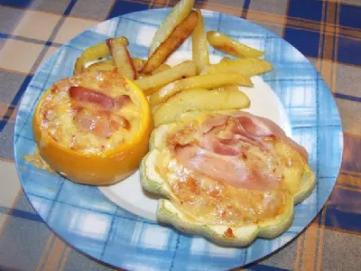 Polnjene bučke in paprike s pečenim krompirjem