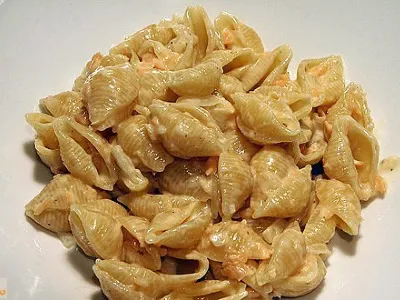 Makaroni s sladkim polivom