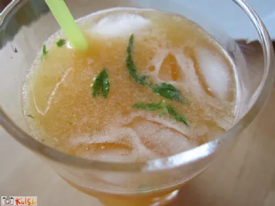 Ledeni zeleni čaj z meto in mangom