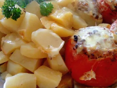 Polnjeni paradižniki z mletim mesom