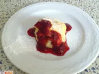 Fotografija recepta: Hruškov mošnjiček z malinovim prelivom