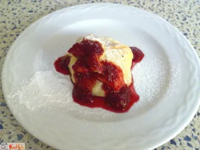 Hruškov mošnjiček z malinovim prelivom