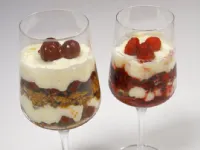 Fotografija recepta: Medenjakov desert z višnjami