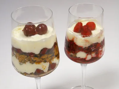 Medenjakov desert z višnjami