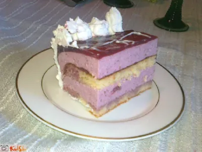 Torta z višnjami ali jagodami in jogurtom