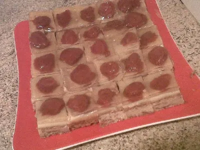 Sočne jagodne kocke s pudingom