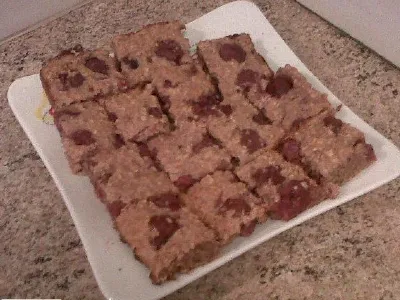 Nizkokalorične višnjeve kocke iz ovsenih kosmičev