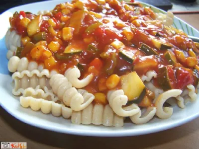 Polnozrnate testenine z zelenjavno omako