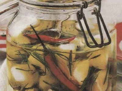 Sir v pikantnem olju