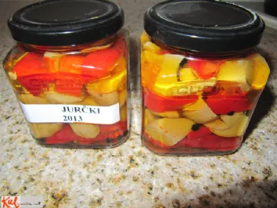 Vloženi jurčki s pečeno papriko
