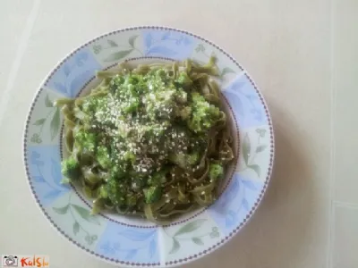 Brokolijevi cvetovi na špinačnih rezancih