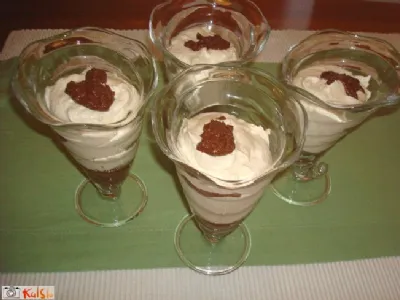 Kostanjev mousse z drobljencem