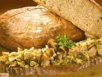 Fotografija recepta: Jelenov črni kruh obložen z jurčki