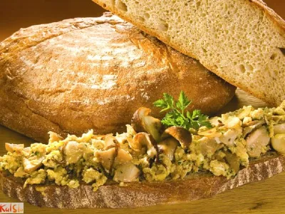 Jelenov črni kruh obložen z jurčki