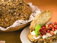 Fotografija recepta: Stoletni kruh s skuto in gozdnimi rdečimi jagodami