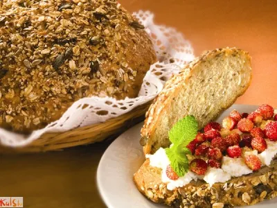 Stoletni kruh s skuto in gozdnimi rdečimi jagodami