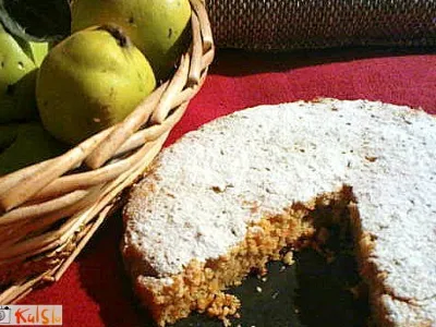 Torta s kutinami, mandlji in še čim