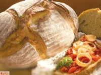 Fotografija recepta: Pečena paprika z ocvrto čebulo na zlatem črnem hlebcu